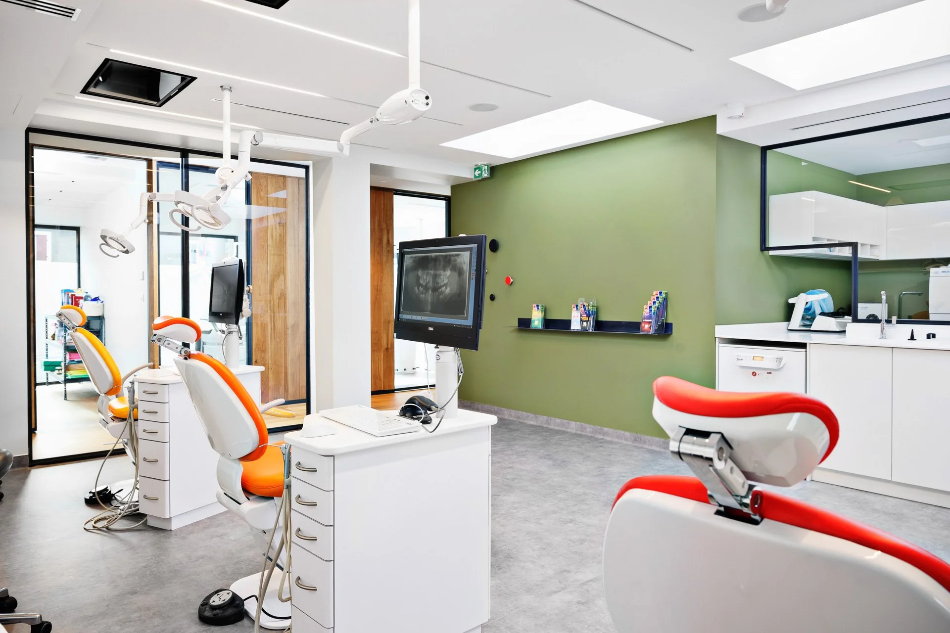 Vue du côté du patient de la clinique du cabinet d'orthodontie à gaillard