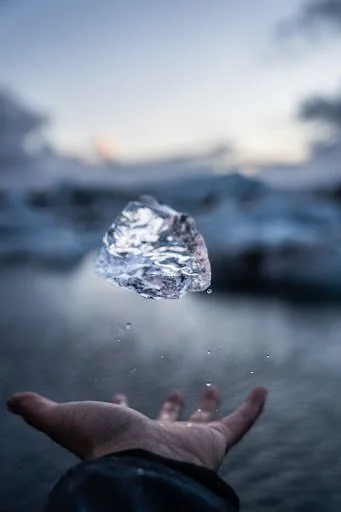 Verwandlung von Asches in Diamanten, um die Speicher an einen geliebten Menschen für immer zu bewahren