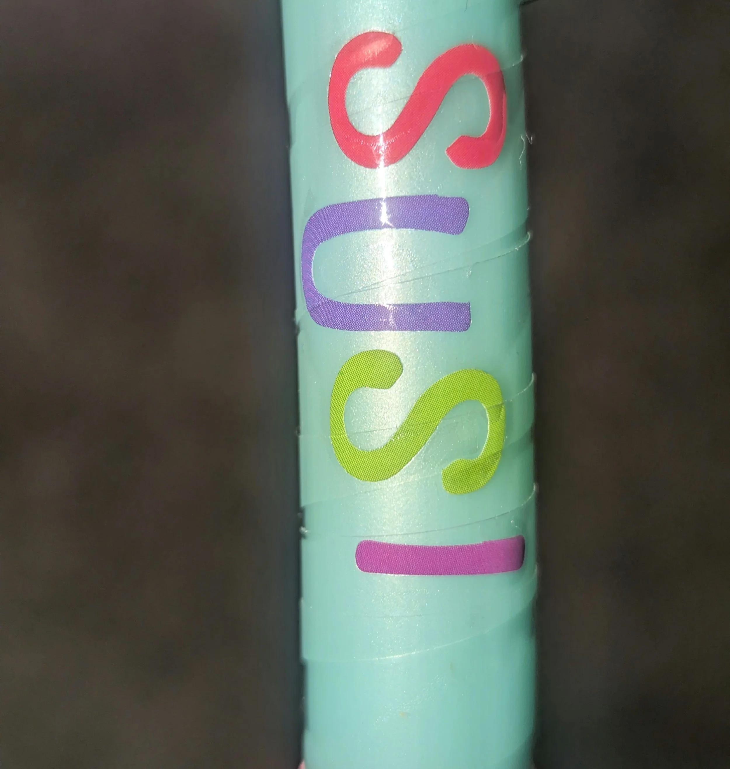 Nahaufnahme eines blauen Objekts mit den Buchstaben "SUSI" in bunten Farben.