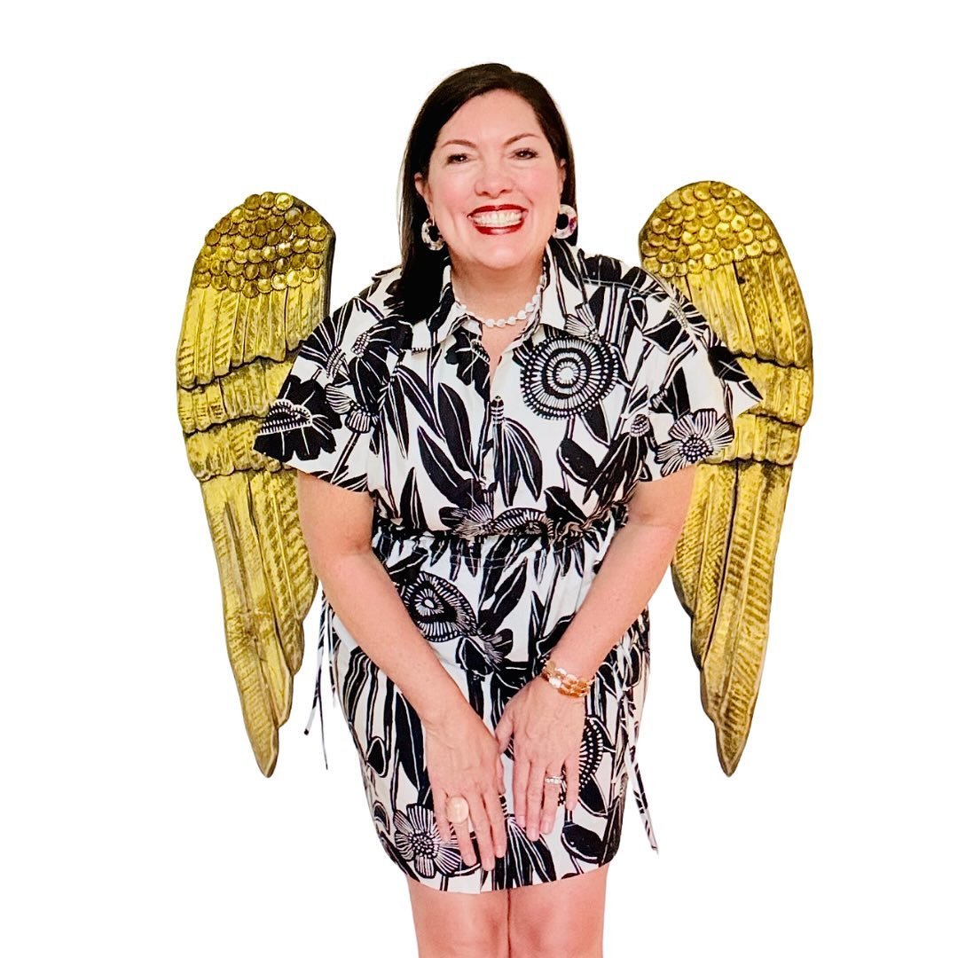 Hi friend! Have I told you how much I appreciate you following these tiny squares? A Friday introduction to the new followers here and virtual hugs to ALL of you! 

I&rsquo;m Caroline Simas - joy seeker, retreat leader, workshop facilitator, creative