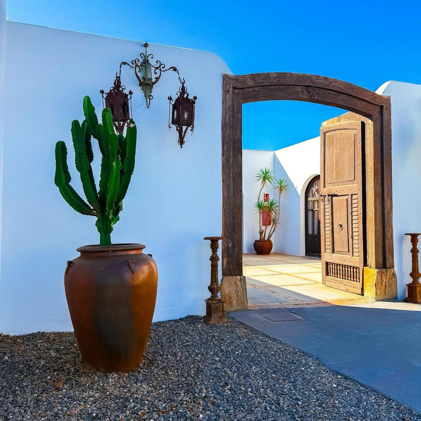 A peek inside the STUNNING venue where you&rsquo;ll stay with me in southern Spain! Stay tuned this week for more photos from this magical retreat happening May 25th-June 1st, 2026! 
✈️🇪🇸🎉👩🏻&zwj;🎨🎨

Call your besties and join the group of amaz