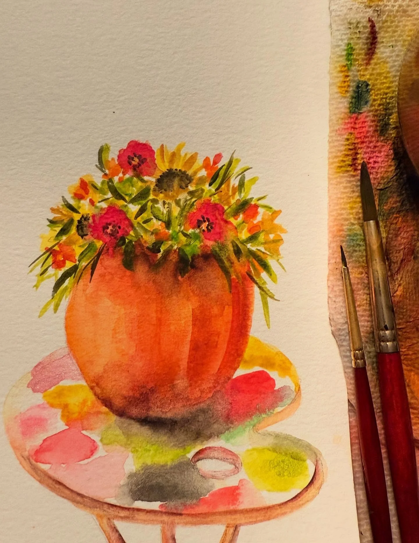 WELCOME OCTOBER! 🧡🎃🍁🍂🎨👩🏻&zwj;🎨
And a tiny painting of a pumpkin filled with flowers on my artist palette table in the studio for Watercolor Wednesday to kick off the first day of this new month! #watercolorwednesdaywithcaroline