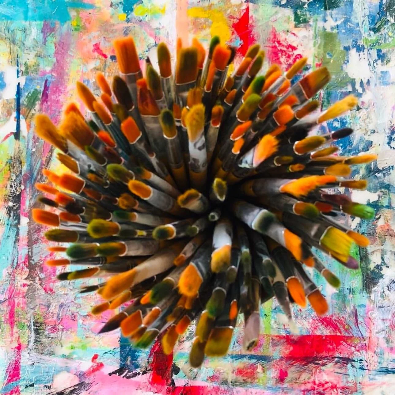 STUDIO SCENES! Prepping to pack and lead a another retreat in Italy and can&rsquo;t wait to meet and create and adventure with the amazing group of women who will be attending. 
Visit CAROLINESIMAS.COM/RETREATS to join me in Spain or Portugal in 2026