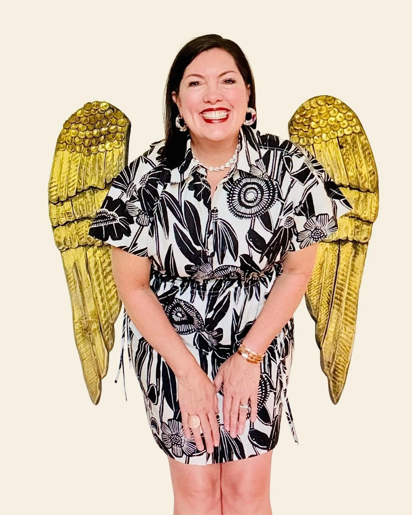 Hi friend! Have I told you how much I appreciate you following these tiny squares? A little Friday introduction to the new followers here and virtual hugs to ALL of you! 

I&rsquo;m Caroline Simas - joy seeker, retreat leader, workshop facilitator, c