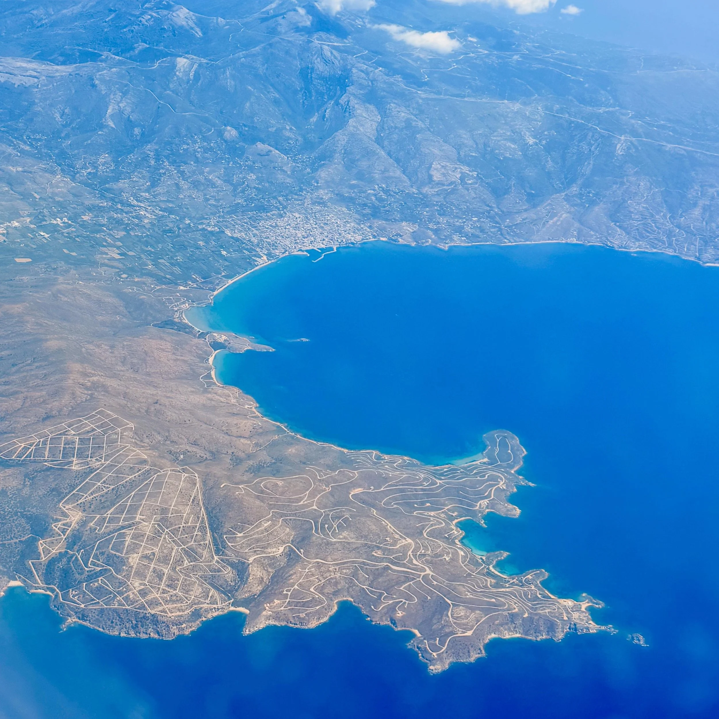 ART FROM THE SKY! Flight from Athens to Santorini, Greece. Noticing lines, details, the beauty of the terrain and of course the incredible BLUE! Saving this as reference for future art inspiration for me as well as my retreat students! ✈️💙🇬🇷