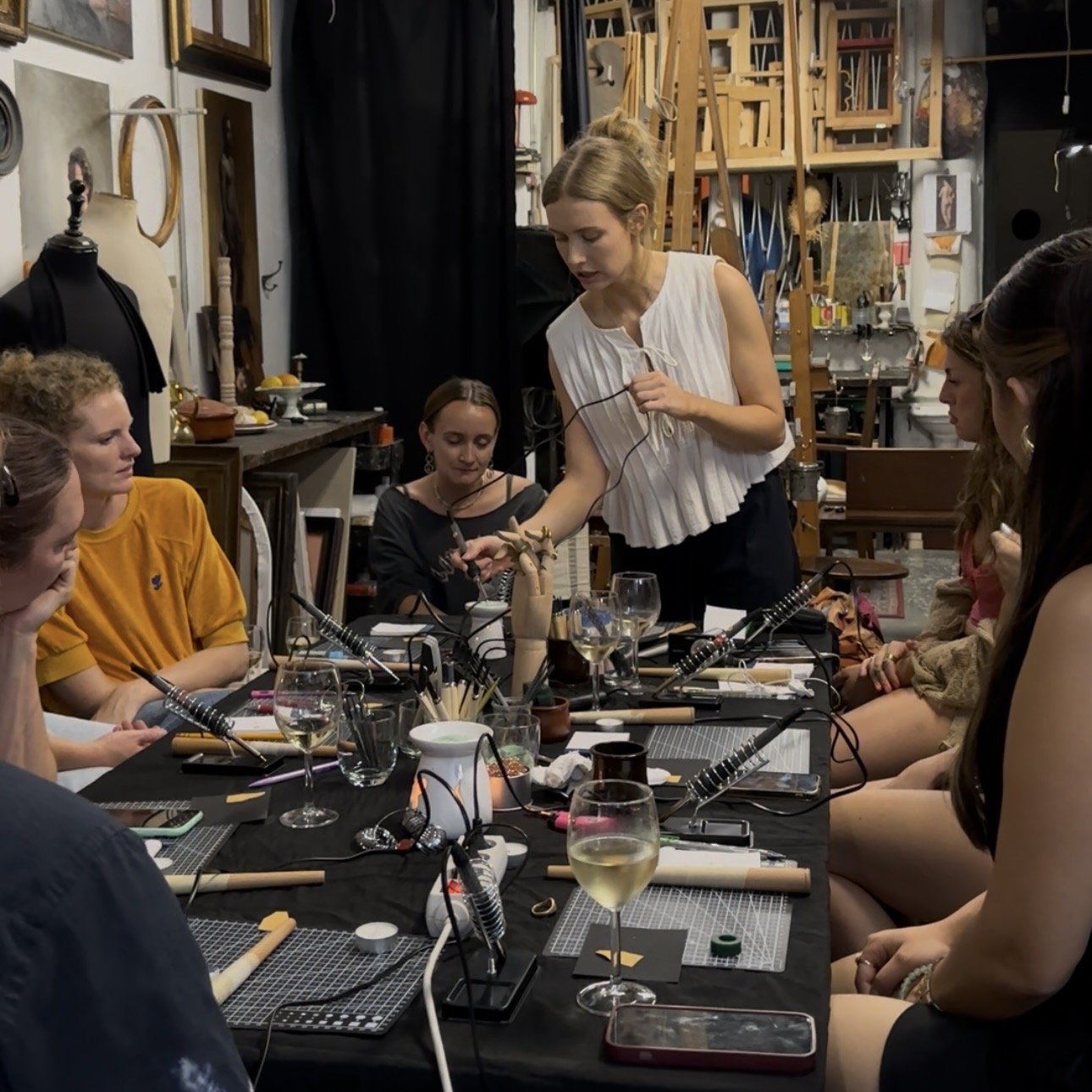 A hen party jewellery workshop in Barcelona