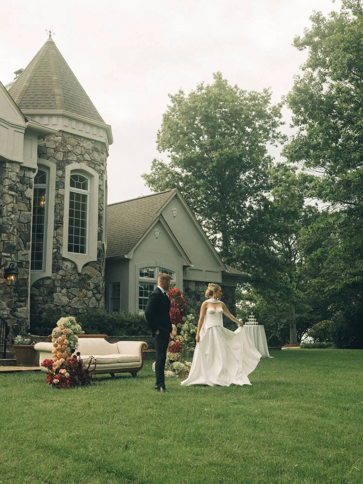 A design for not just your ceremony✨
Was this arch a showstopper for the alter yes&hellip;was it also repurposed for the most stunning couple&rsquo;s portrait also yes!!! Your arch install might be the biggest chunk on your invoice but they can be so