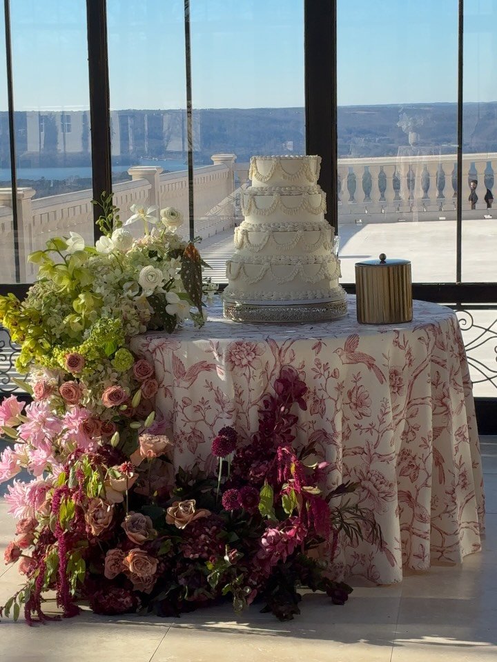 A moment just for the cake🤎

This lush install highlighted just how stunning this cake was and made such a statement for the reception.
Huge thank you to @colebuys.design for jumping in where needed and designing this masterpiece😊

Planner: @millie