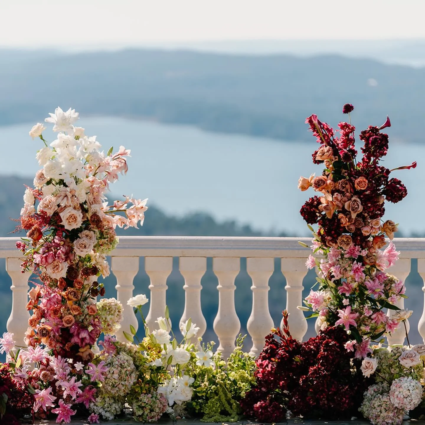 A ceremony deign I still dream of😭
Packed full of orchids, roses and lilies to give maximum romance for this February wedding. 

Venue: @stonehavenweddings 
Planning: @milliejamesweddings 
Photographer: @bardandglass