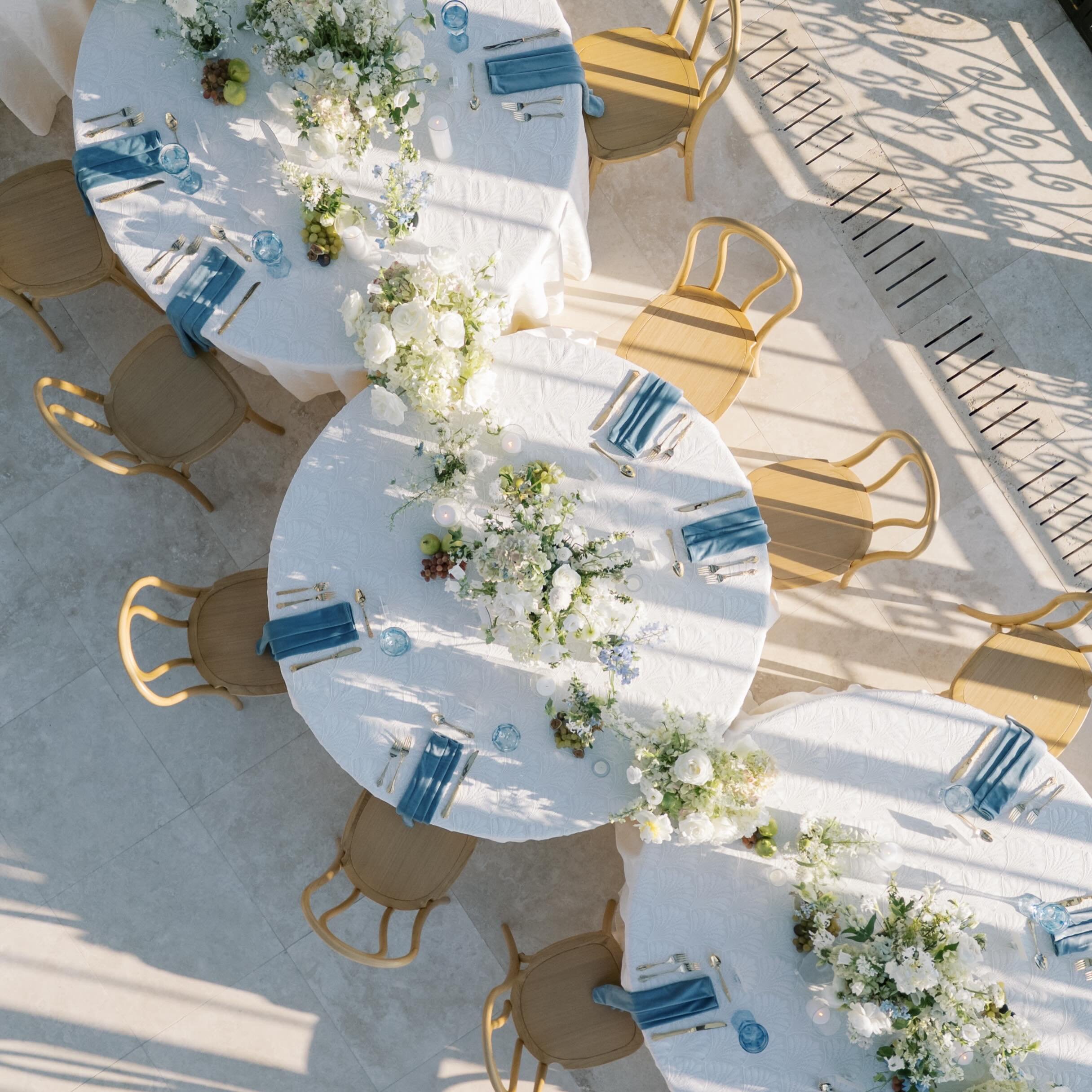 Caterpillar tables have my heart🐛 
A lush tablescape that made a huge impact. My favorite touch just might have been the Claire de lunes with their sunshine centers

Wedding Planner + Designer: @simplyenchantedeventsfl
Venue: @stonehavenweddings
Pho