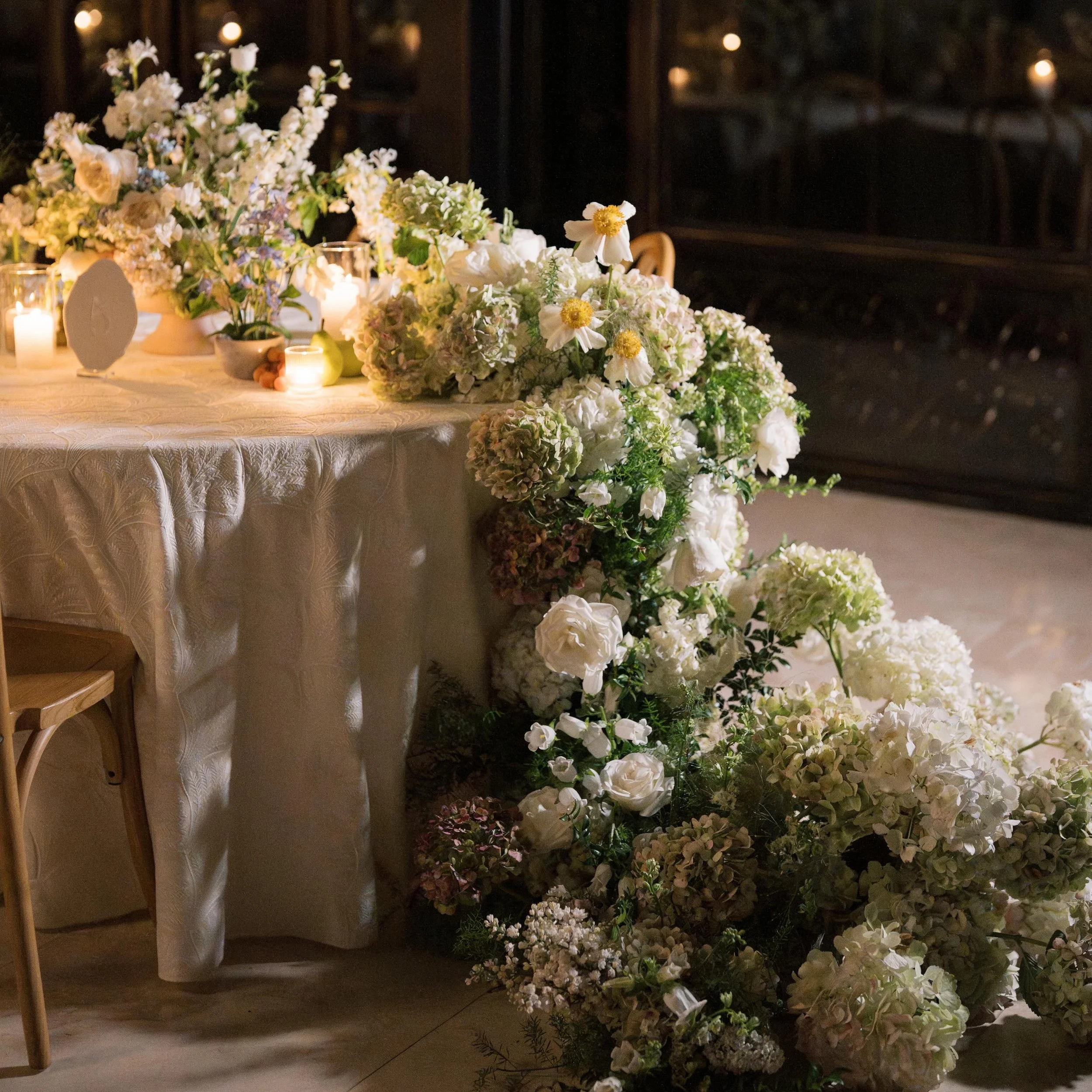 Details after dark🦢
Including a design that cascaded all the way to the floor

Wedding Planner + Designer: @simplyenchantedeventsfl
Venue: @stonehavenweddings
Photo: @brookecoxphotography
Florist: @ofthevalleyfloralco
Catering: @talk.of.the.south
Ba