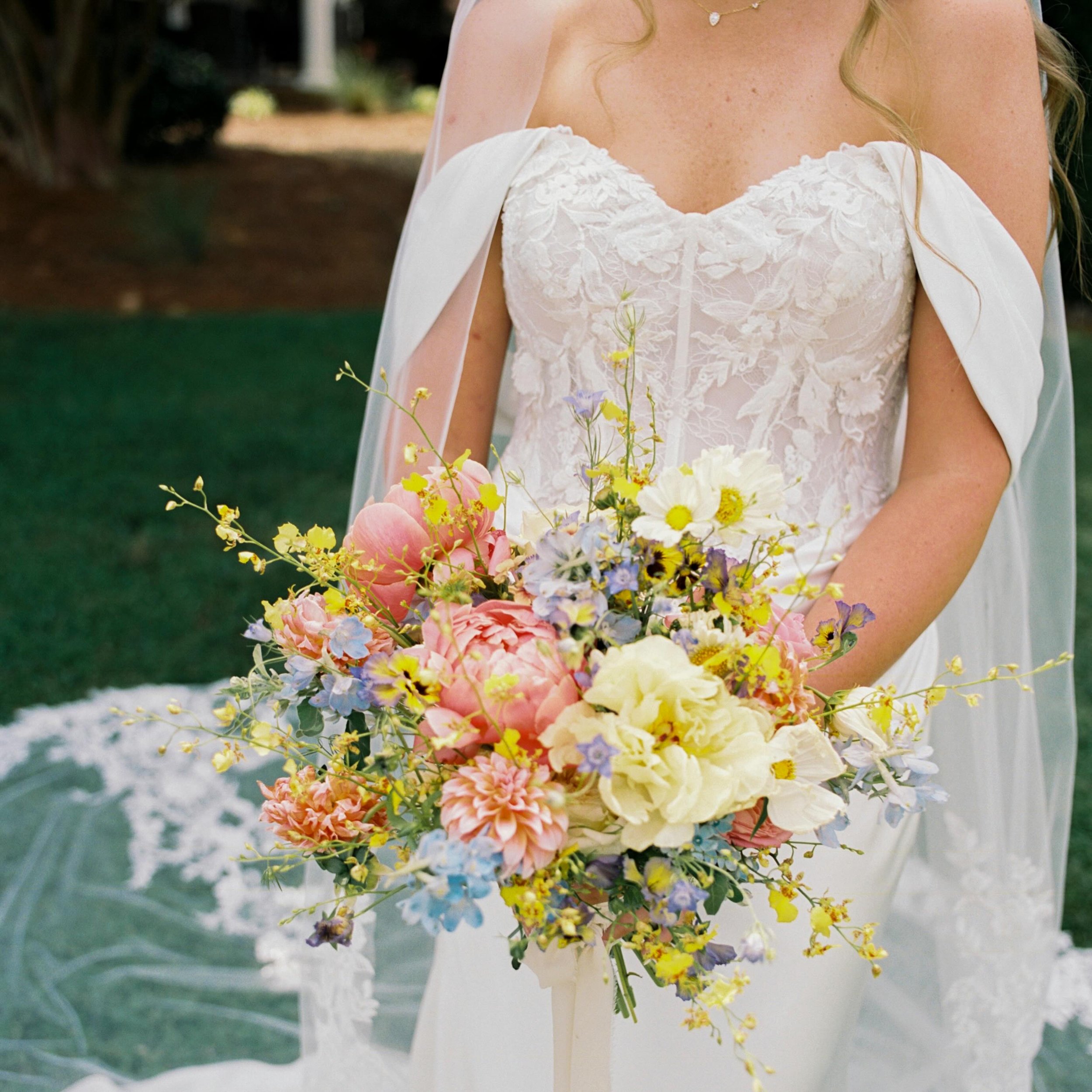 A bright and airy bouquet for a bride that was pure sunshine☀️
My favorite part of Madison&rsquo;s bouquet had to be the dainty yellow orchids which made the bouquet feel radiant.

Photography: @belightphotography 
Venue: @hallfarmsweddingsandevents