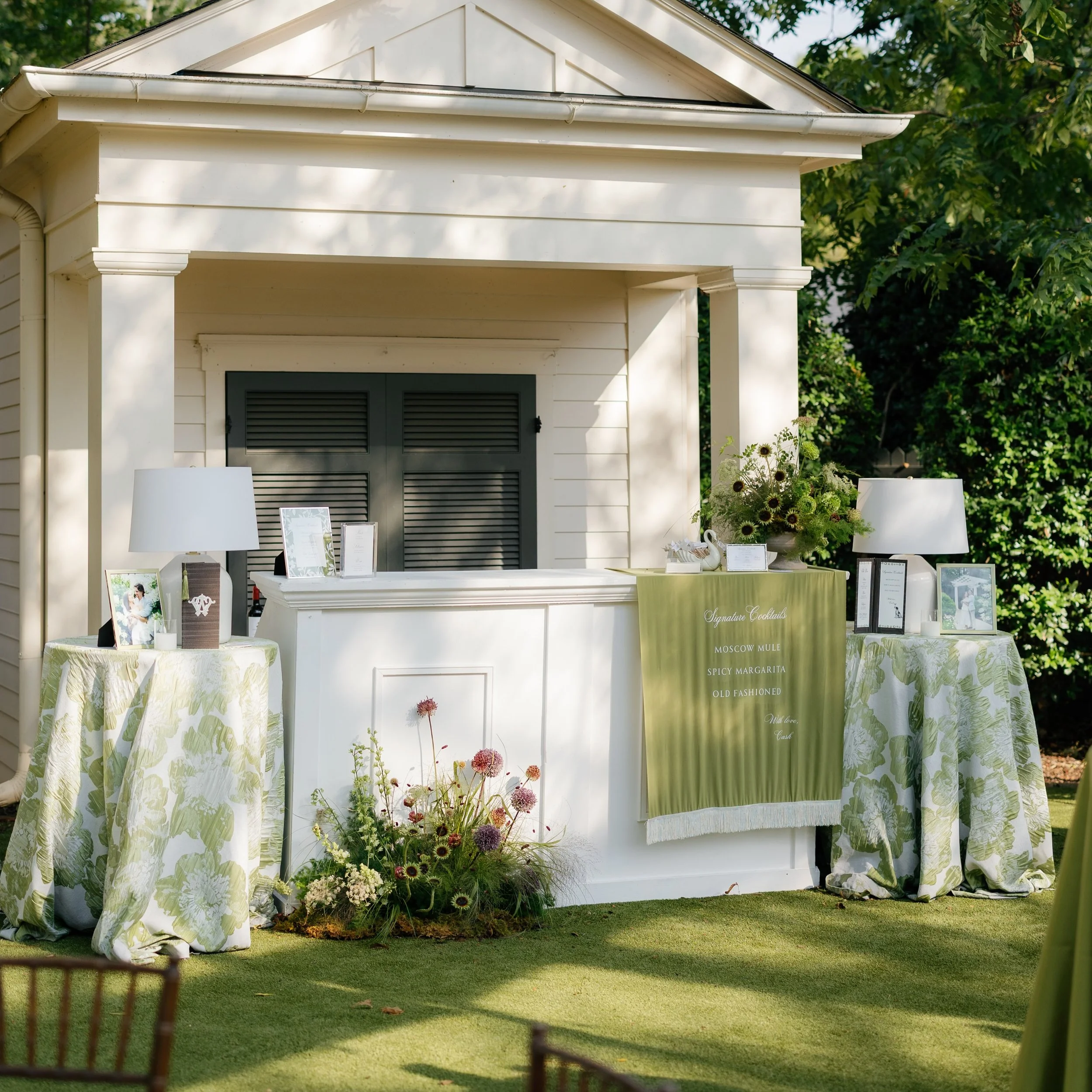 My jaw is on the floor and these are just the sneak peaks😆
@madisonmartinphotography 

 We prioritized lots of texture and organic movement for this design with fun elements like allium, sunflowers and lots of queen Anne&rsquo;s lace! 

Planning: @c