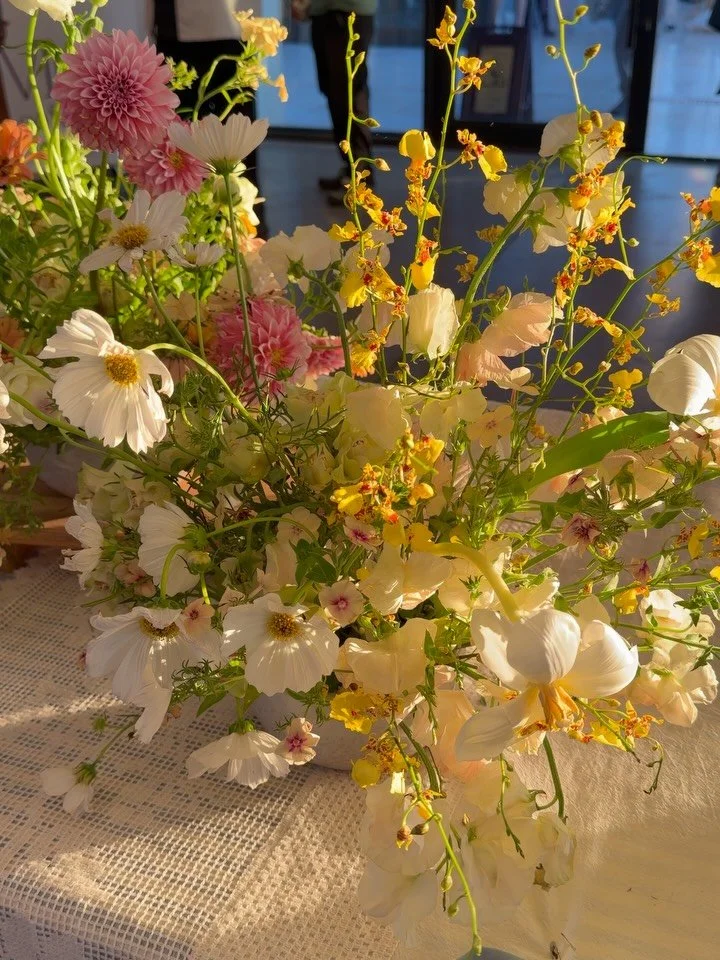 Arrangements that remind me of sunshine ☀️ such a fun night at @stonehavenweddings meeting new couples and vendors! This industry is such a special place🥰