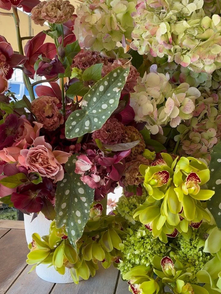 It&rsquo;s crazy how I&rsquo;m still thinking about the little speckled leaves from this spring design. Sometimes the last minute additions that I just can&rsquo;t plan for turn out to be what makes the whole arrangement🫶🏻