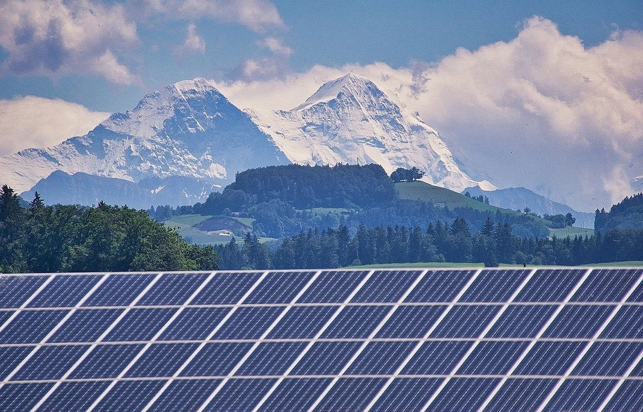 solar-g188d38e38_1280.jpg