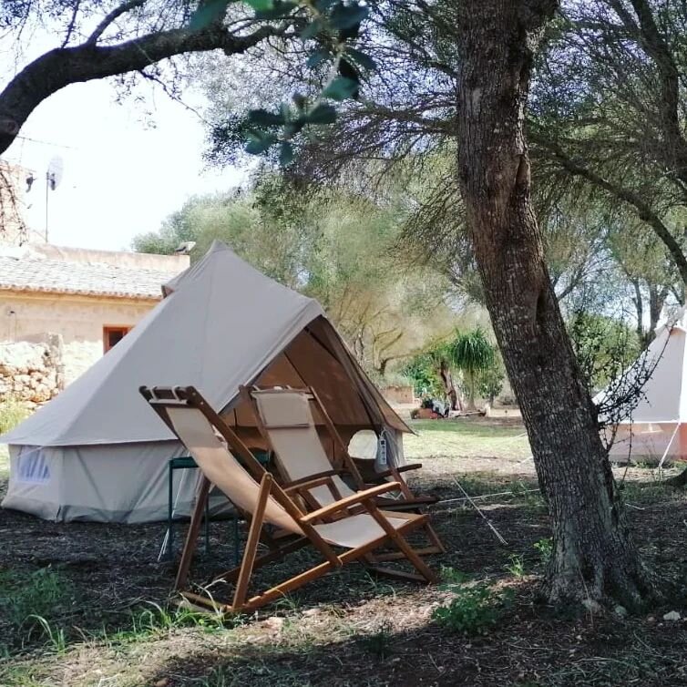 For our first Dutch clients and their wedding guests on sunny Mallorca, these Bell Tents were a total game-changer!

The gorgeous garden setting was transformed into a cozy oasis and the beach chairs supplied were the ultimate icing on the cake.

Eve
