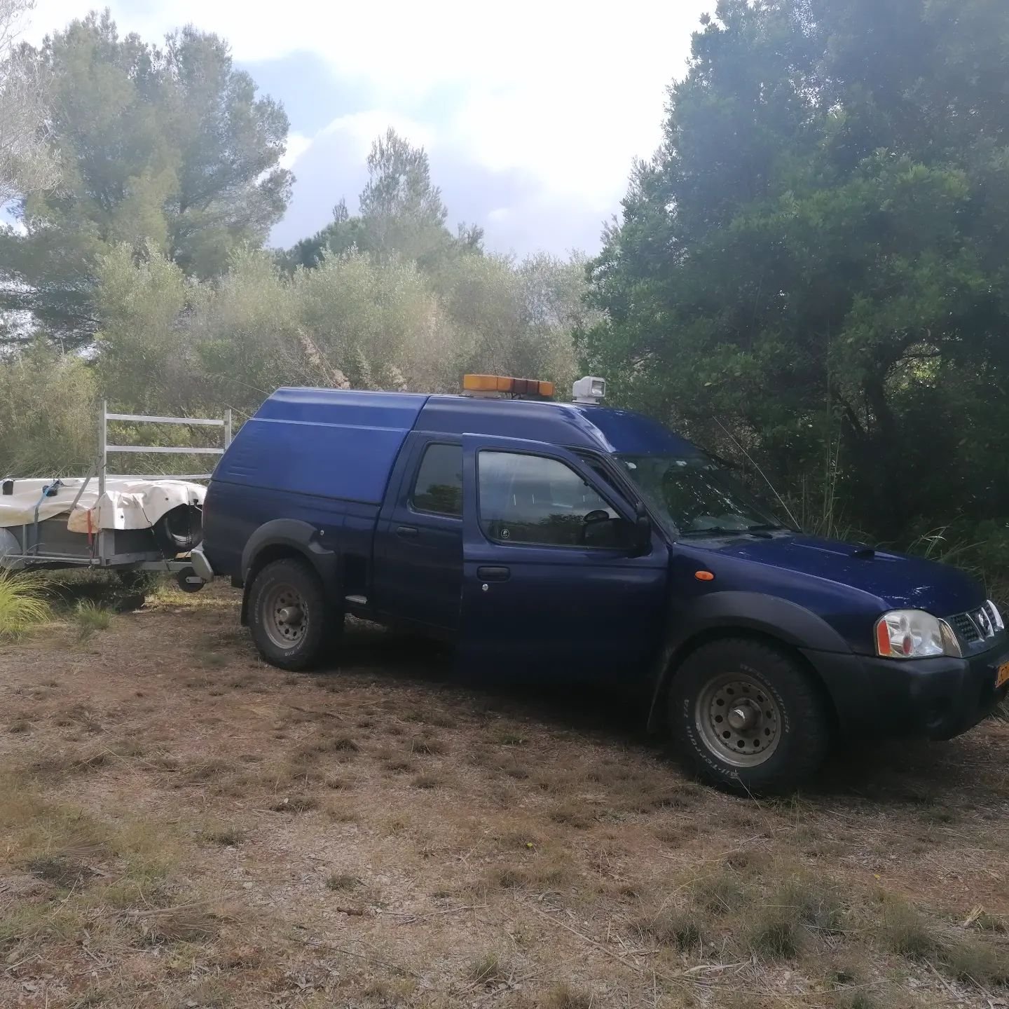 We got our big, blue Nissan from @hugowillfixit ready to bring three bell tents with matresses and all to a finca in Pollenca, so the people there can offer some extra sleeping options to their guests that arriving today. This is exactly what we had 