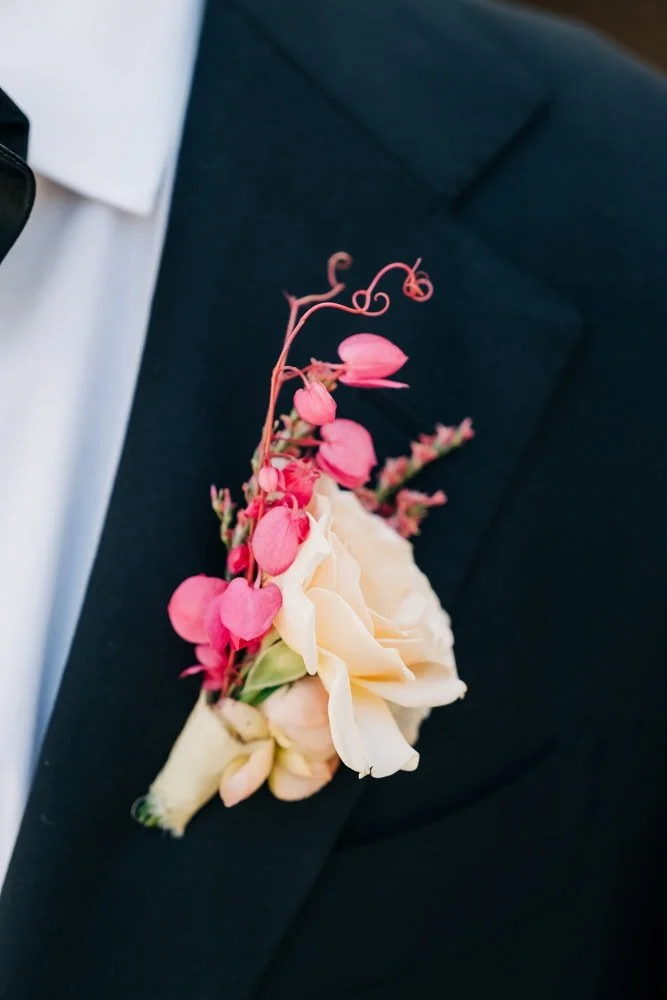 135-groom boutonniere floweriize cabo.jpg