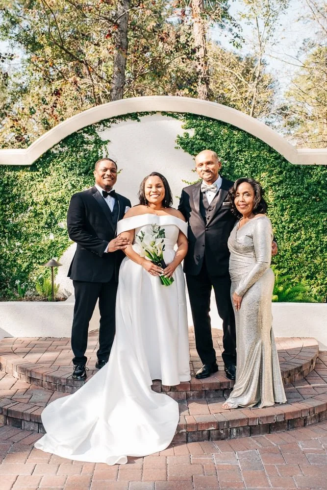 016-bride family portraits historic mansion.jpg