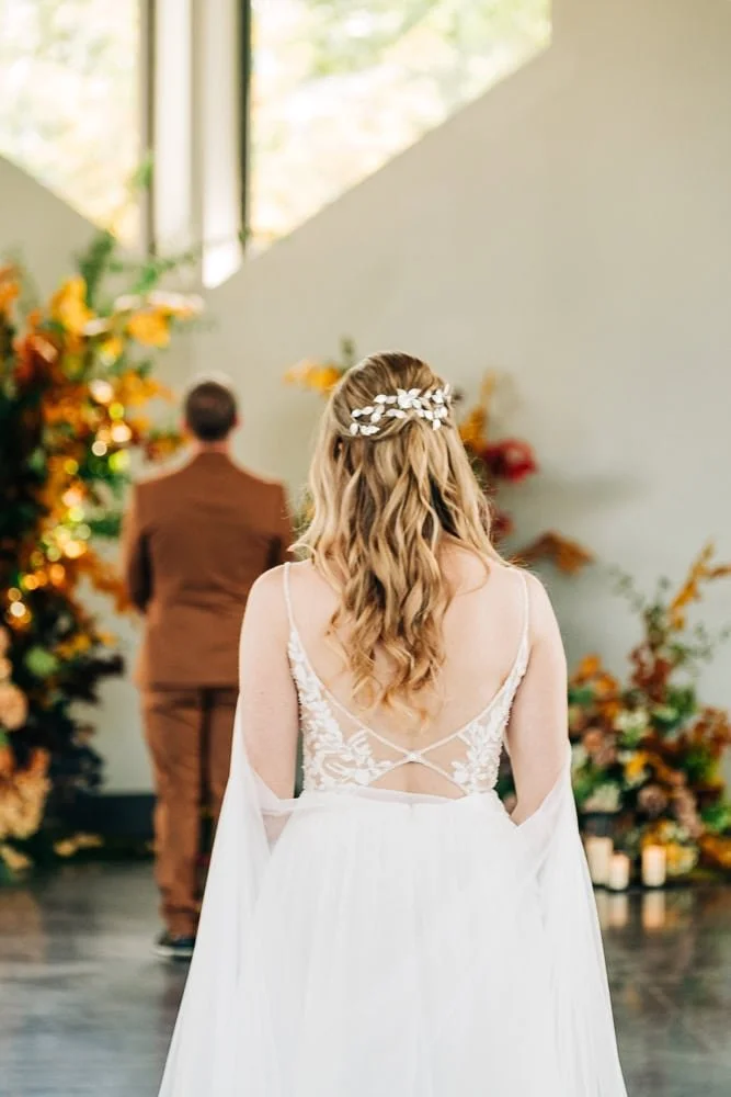 056-microwedding fall indoor first look.jpg