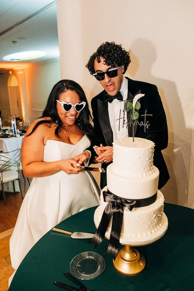 149-wedding cake cutting.jpg
