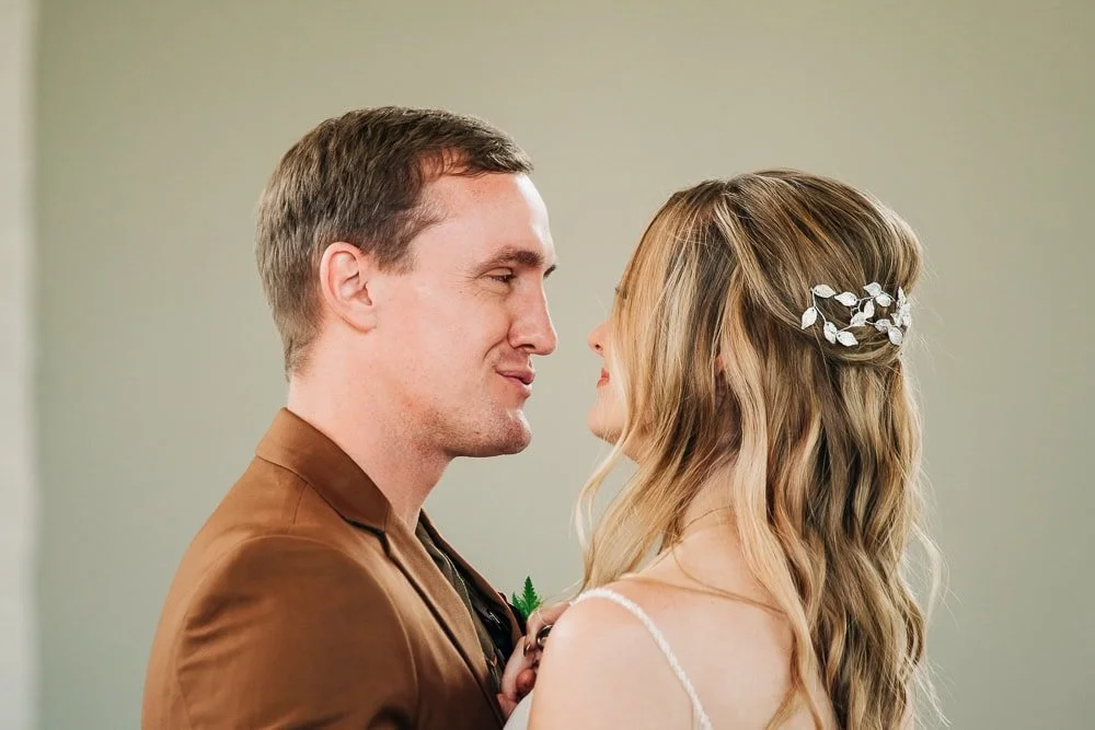 064-microwedding fall indoor first look.jpg