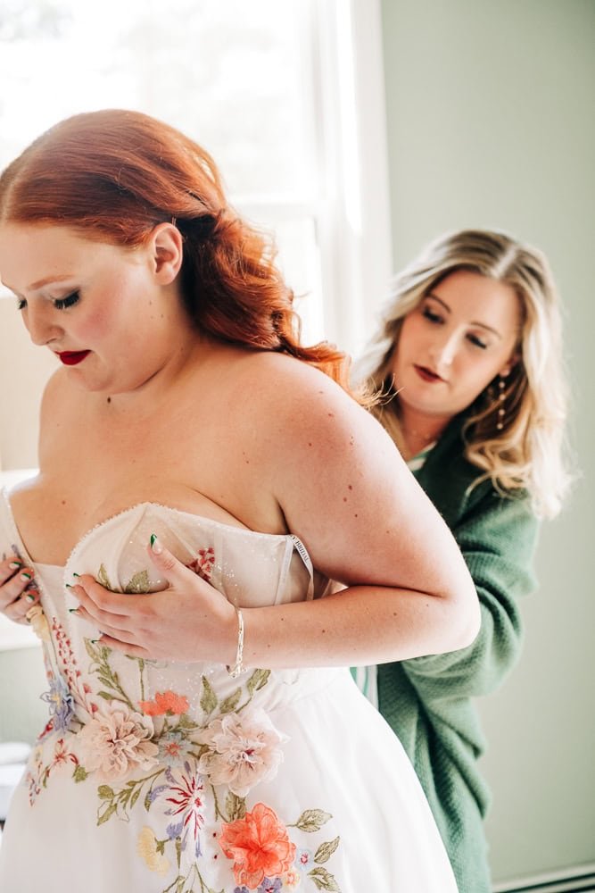 020-bride-getting-ready-estes-park.jpg