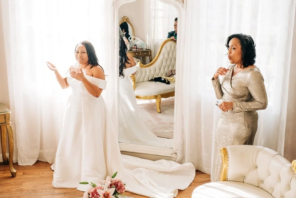 010-Bride getting ready.jpg