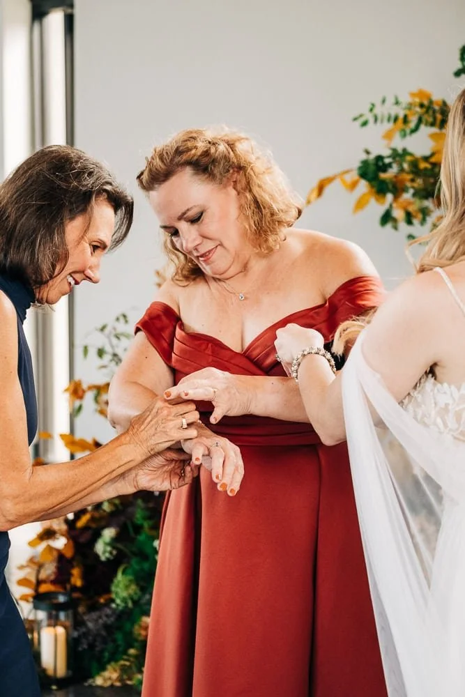 091-microwedding family moments.jpg