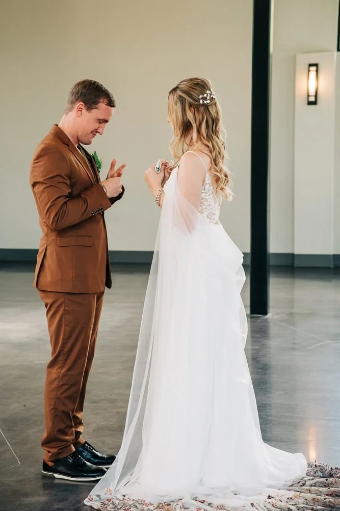 063-microwedding fall indoor first look.jpg
