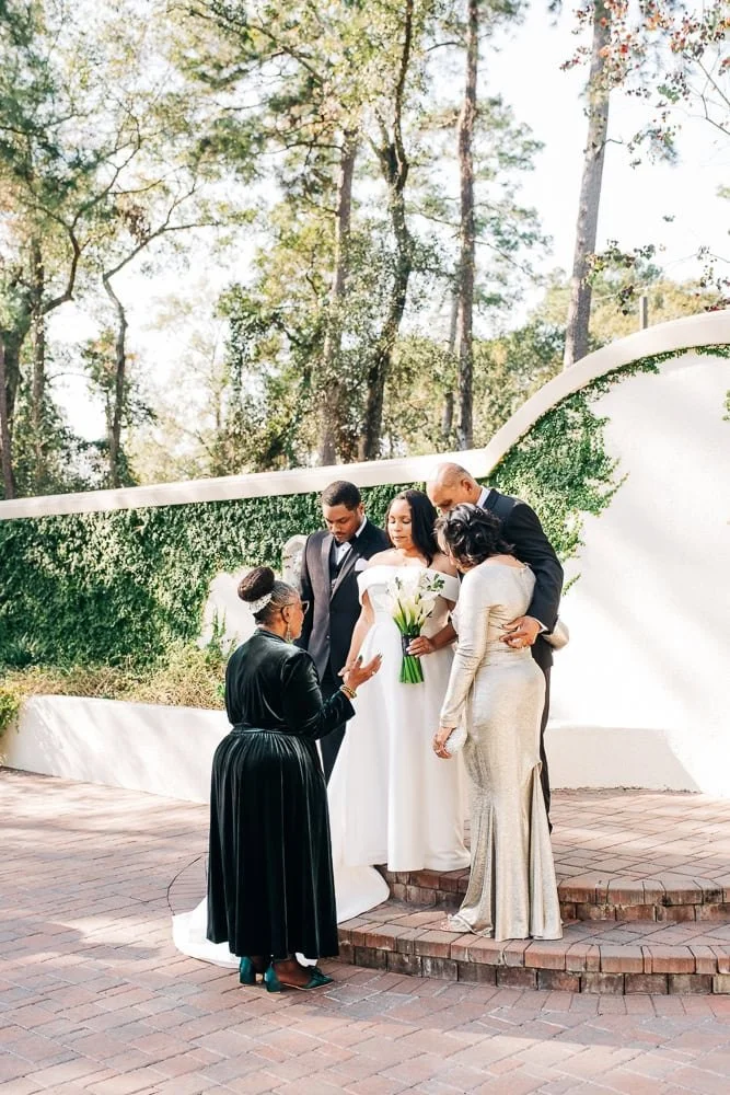 015-bride family portraits historic mansion.jpg