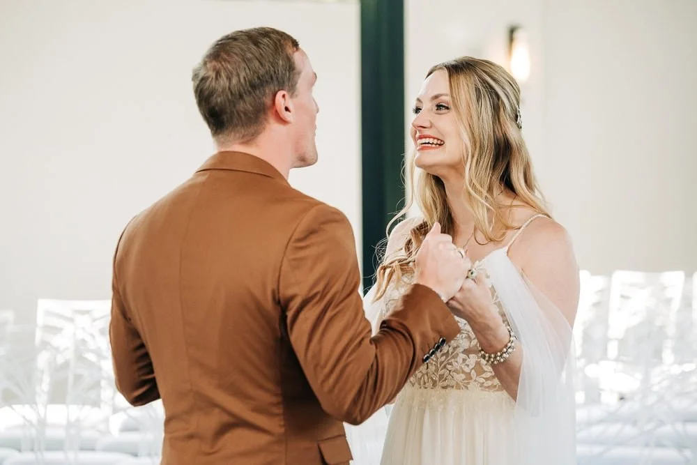 065-microwedding fall indoor first look.jpg