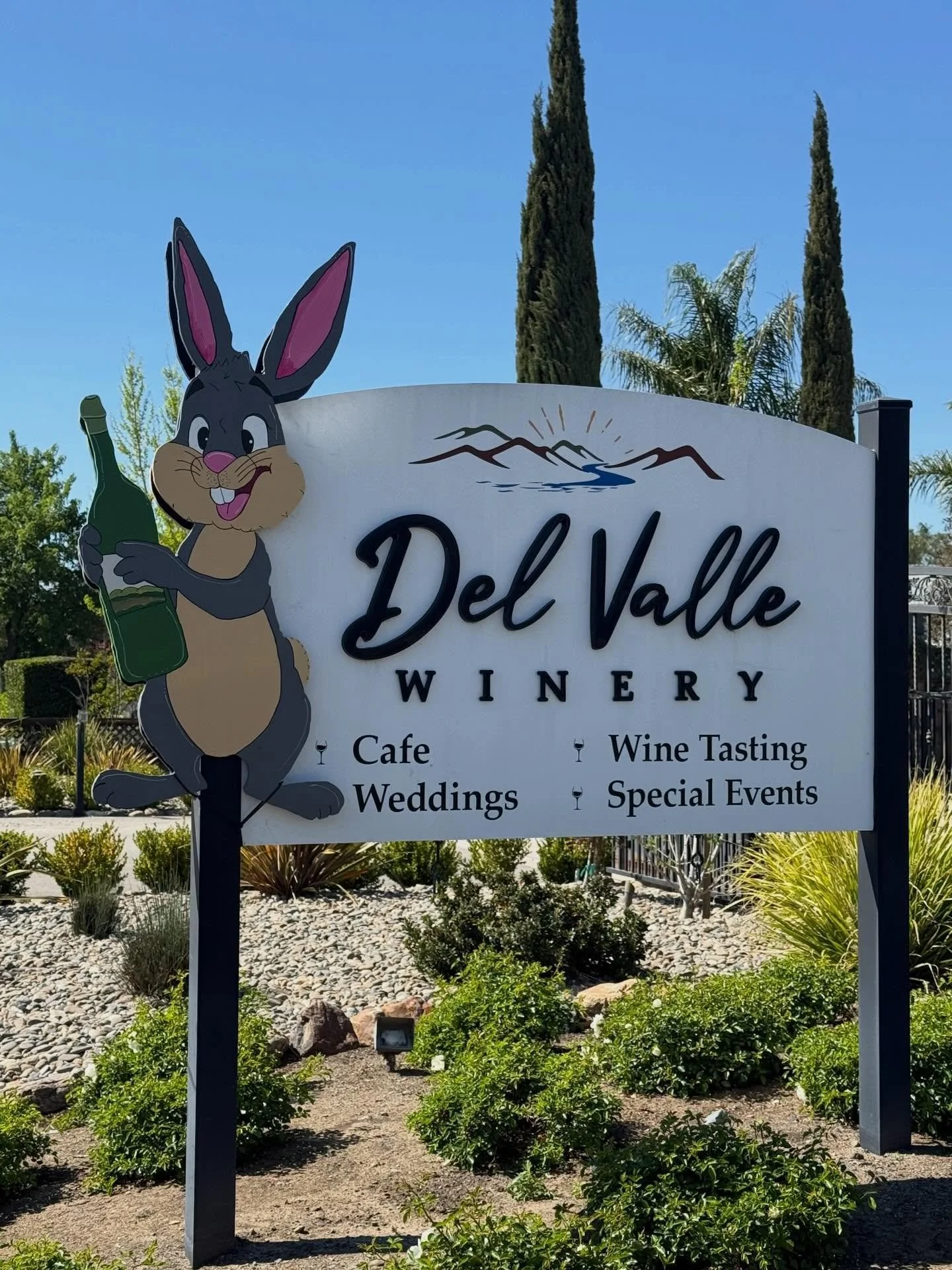 Custom Art For Del Valle Winery&rsquo;s Entrance !

Thank You for letting me create this fun bunny for your entrance.
