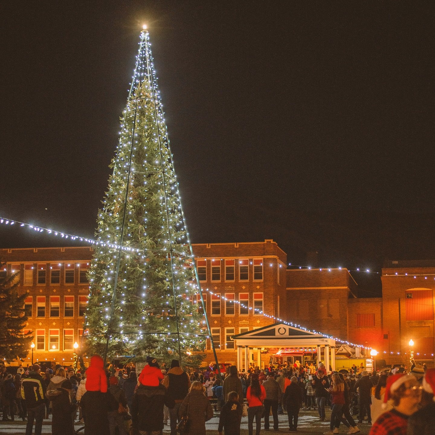 See you for the Christmas Stroll tonight!✨🎄

📸 @steven_cordes_photography 

#discoveranaconda #anacondamontana #anacondamt