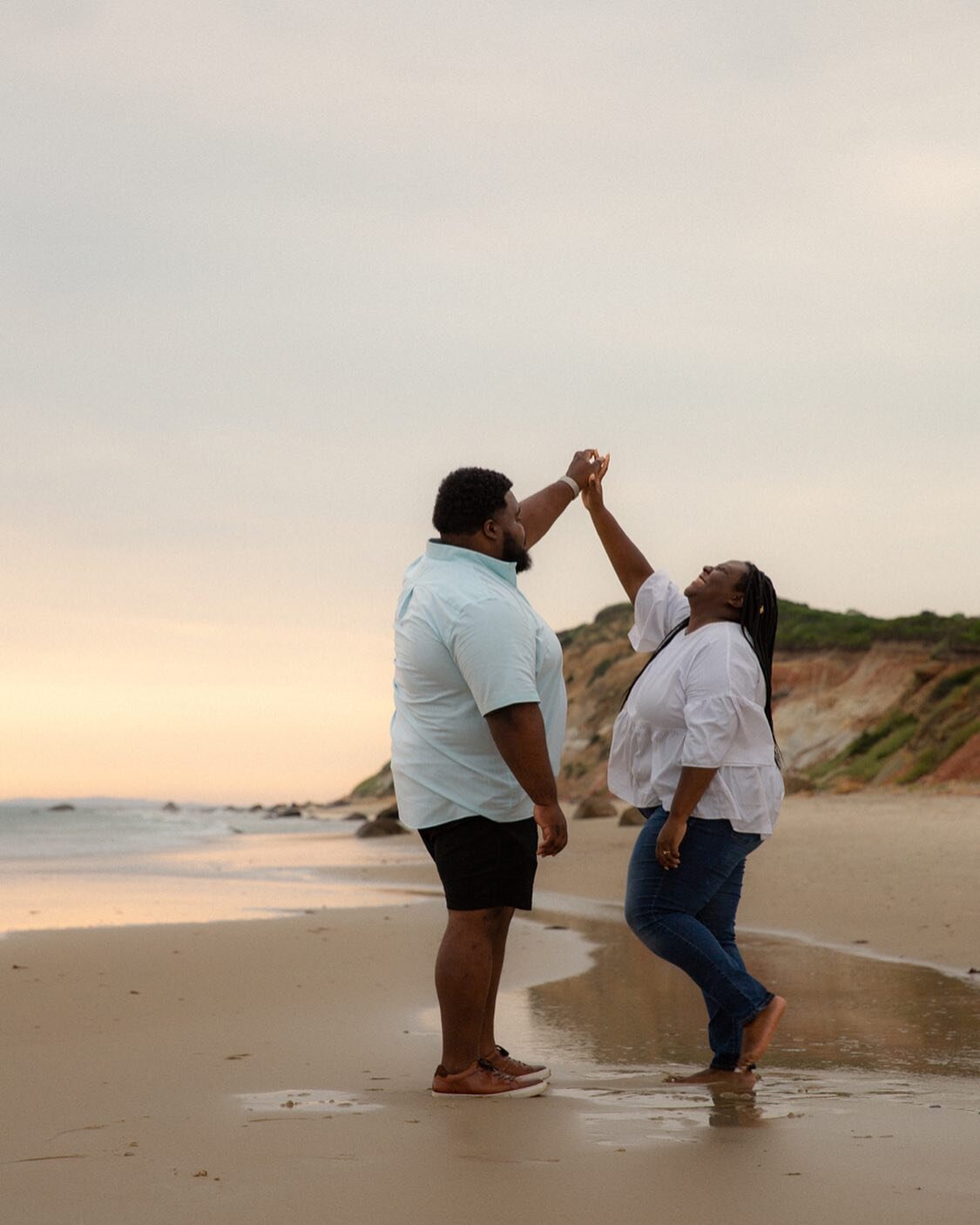 A rainy morning gave way to the perfect evening in Aquinnah for Bre and Tyler. Happy to have been able to capture these memories for them. 

#aquinnah #aquinnahcliffs #marthasvineyard #visitmv #visitmarthasvineyard #vineyardgazette #newengland #newen