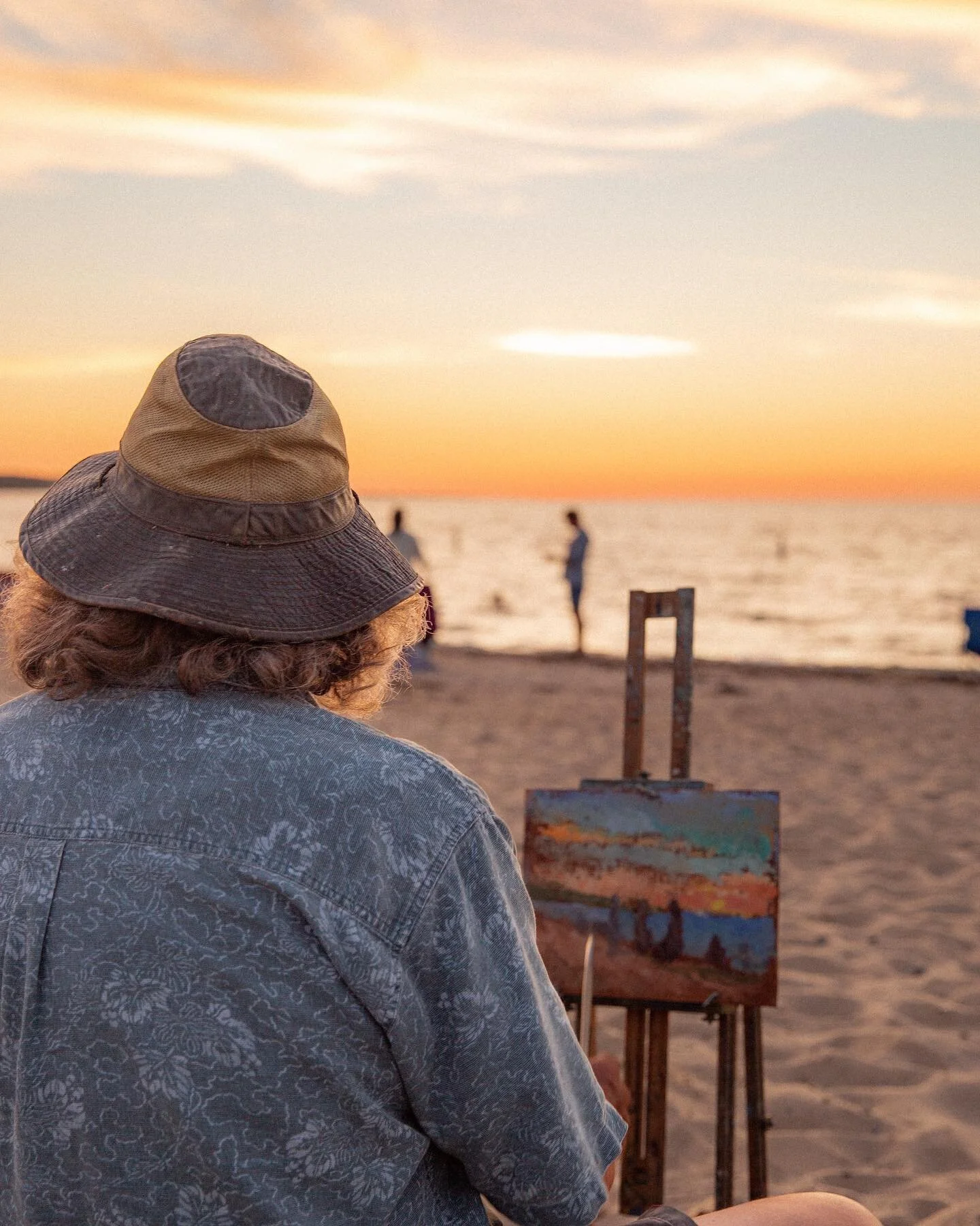 A plein-air scene in Menemsha.
 
#marthasvineyard #marthasvineyardphotographer #photographer #ncphotographer #northcarolinaphotographer #sunset #goldenhour #goldenhourphotography #cape #capecod #capecodphotography #newengland #newenglandphotographer 
