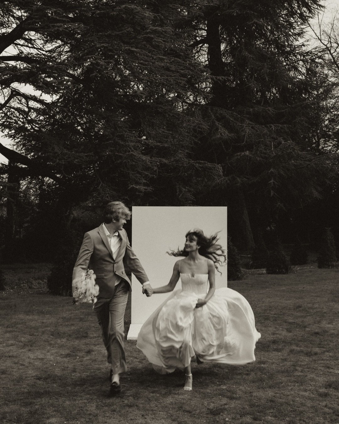 Throwback to the gorgeous Phoebe and Jim at Wootton Hall last year. Obsessed with the butter yellow florals, Phoebe's textured bodice paired with simple but oh so effective backdrop - stun ✨

Photographer @mollyannphotography_ 
concept host @fayewild