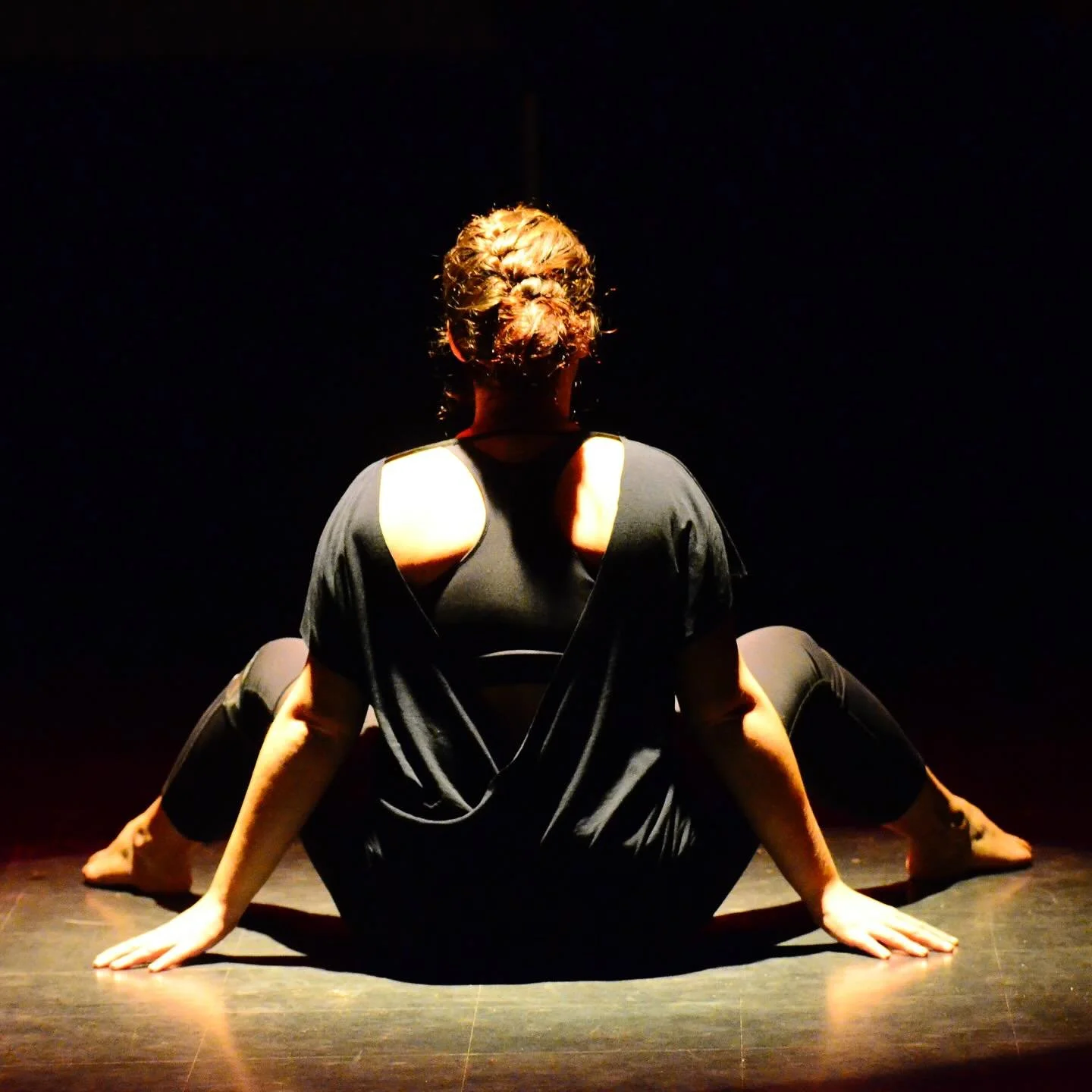 Je marchais dans l&rsquo;ombre du studio.

Une magie unique.
Un processus alchimique dans&eacute;, innovateur.
Une &acirc;me en mission divine.
Une humaine, sp&eacute;cialiste de la vie mati&egrave;re, pr&ecirc;te &agrave; servir d&rsquo;autres &acir