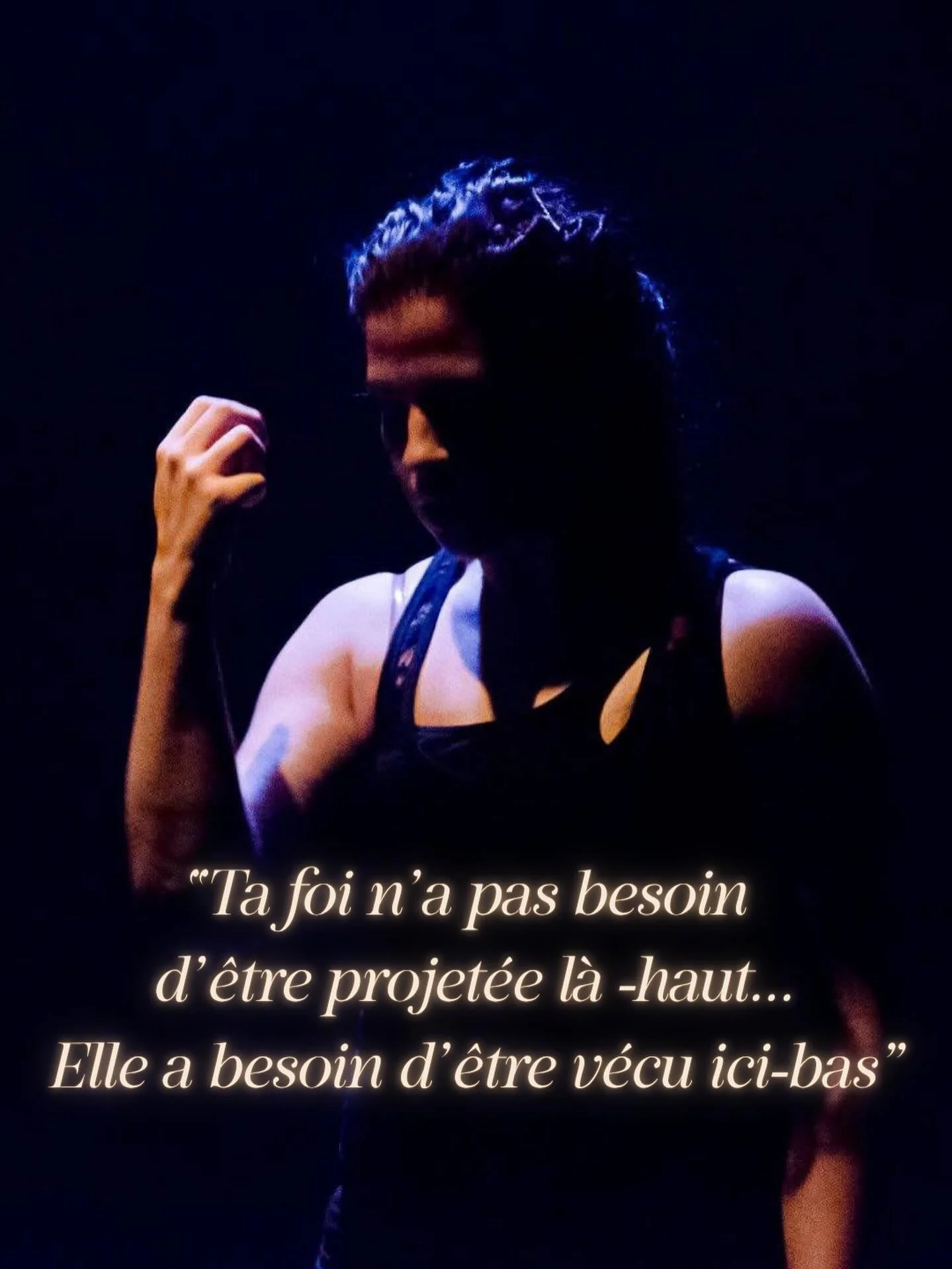 MANIFESTE &ndash; Le Corps comme temple du Vivant

Assez.
Assez de flotter entre les plans sans savoir habiter la Terre. Assez de prier le ciel en oubliant que la divinit&eacute; a choisi la chair pour se vivre ici.
Les femmes que je vois sont brilla