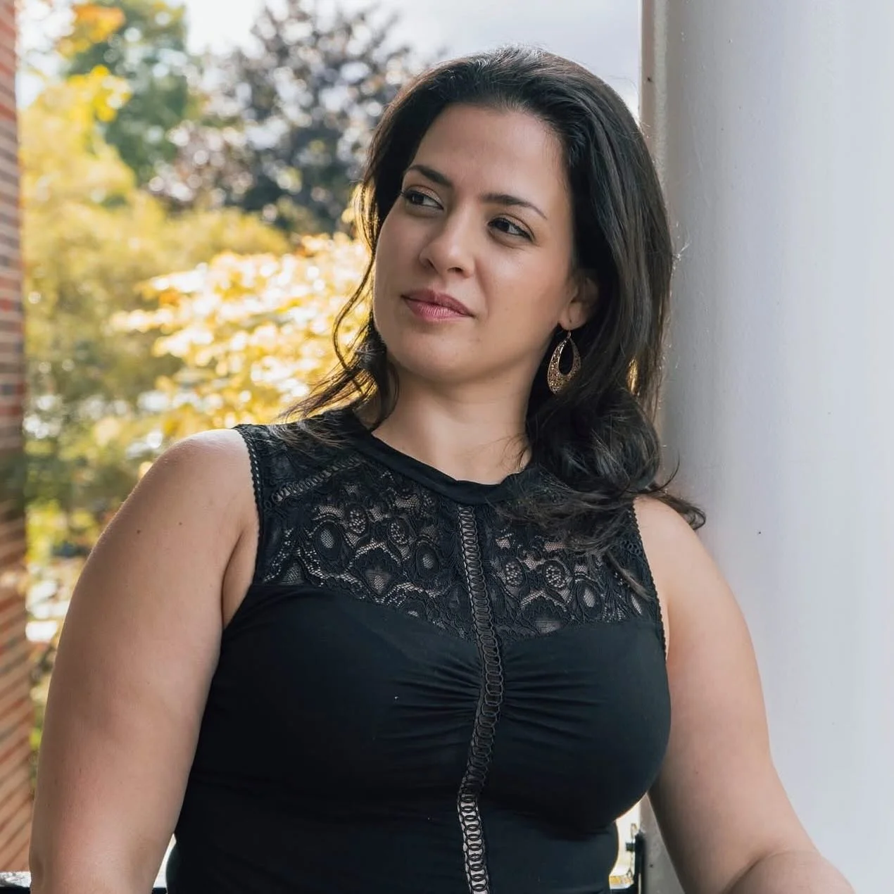 Je suis Karine,

Danseuse alchimique
Canal du corps sacr&eacute; 
Guide vibratoire 
Sp&eacute;cialiste de la fluidit&eacute; mati&egrave;re
..... pour les &acirc;mes pr&ecirc;tes &agrave; s&rsquo;incarner pleinement.

J&rsquo;unis la danse, la consci