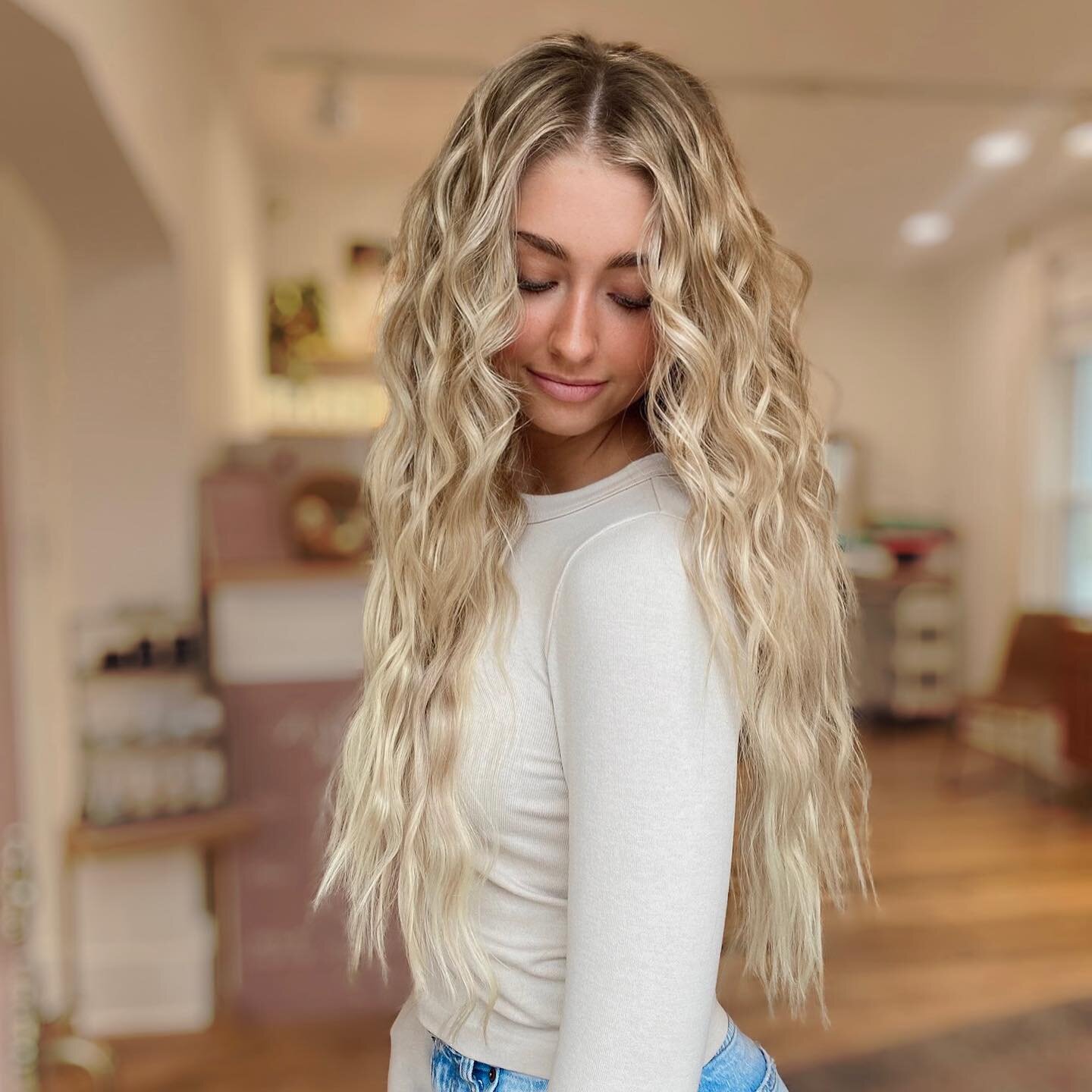 Your dream hair is waiting💭The power of a blonding  session + custom extensions with @hairxlauren 

Now til January lauren is taking extension models for an exclusive price! Don&rsquo;t miss the opportunity to get the dream hair you&rsquo;ve been wa