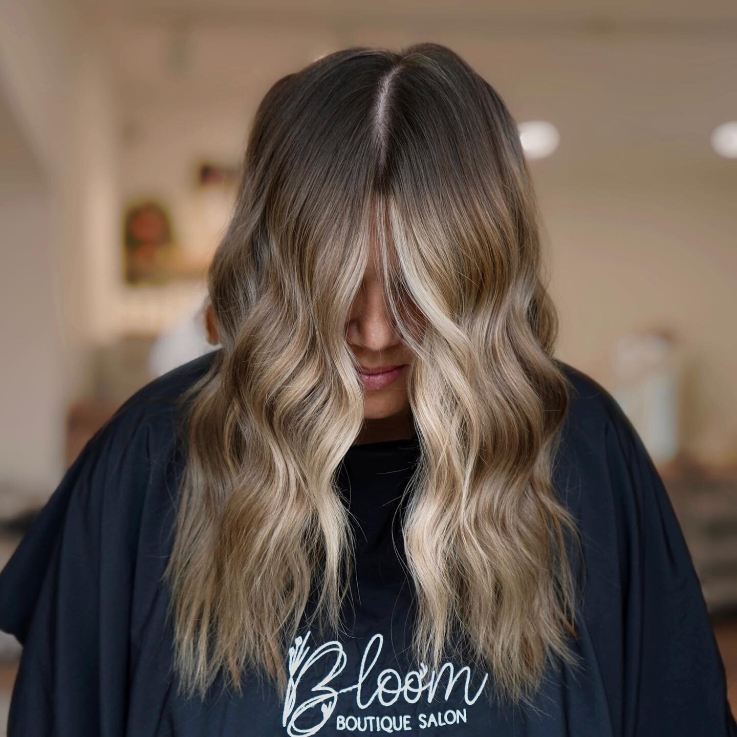 When your color placement is 🤌🏻✨

Color by @hairbylishat 

Click the link in our bio to book your next Custom color 

#nwistylist #davinessalon #summitsalon #crownpointindiana #crownpointluxuryhaircolor