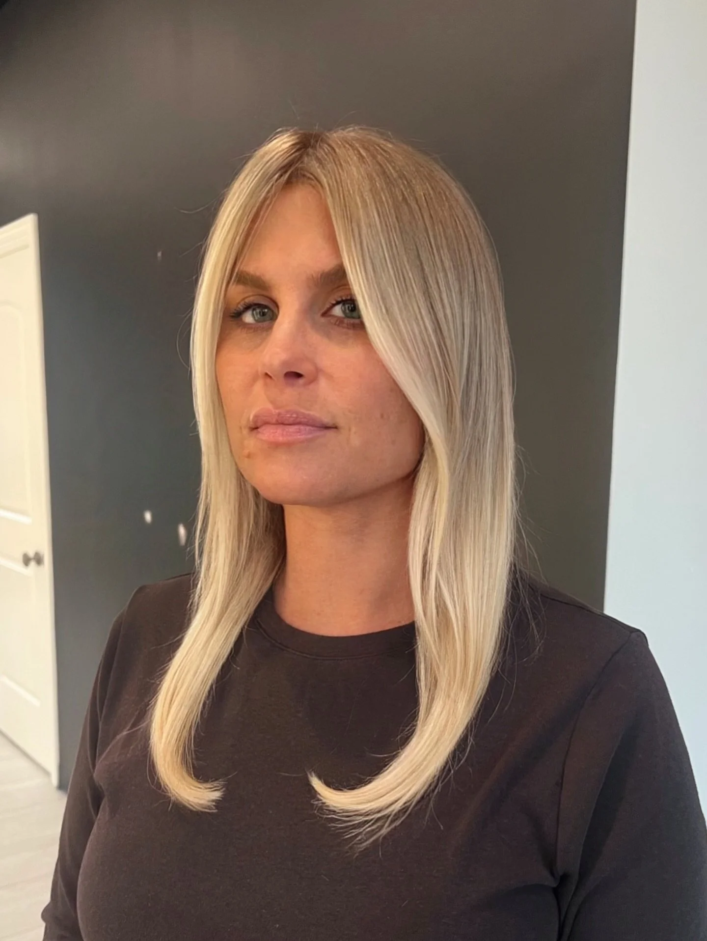 Are money pieces trending out? Not at all ! While money pieces used to be the star of the show they are now the supporting role to the whole look , making impact look more seamless and elevated⭐️

This blonding session was inspired by a recent class 