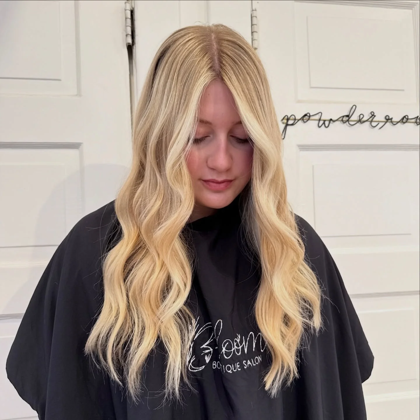 Blonding by @hairbykaras 

Book with Kara at both Bloom locations brought our booking link in the bio ⭐️
