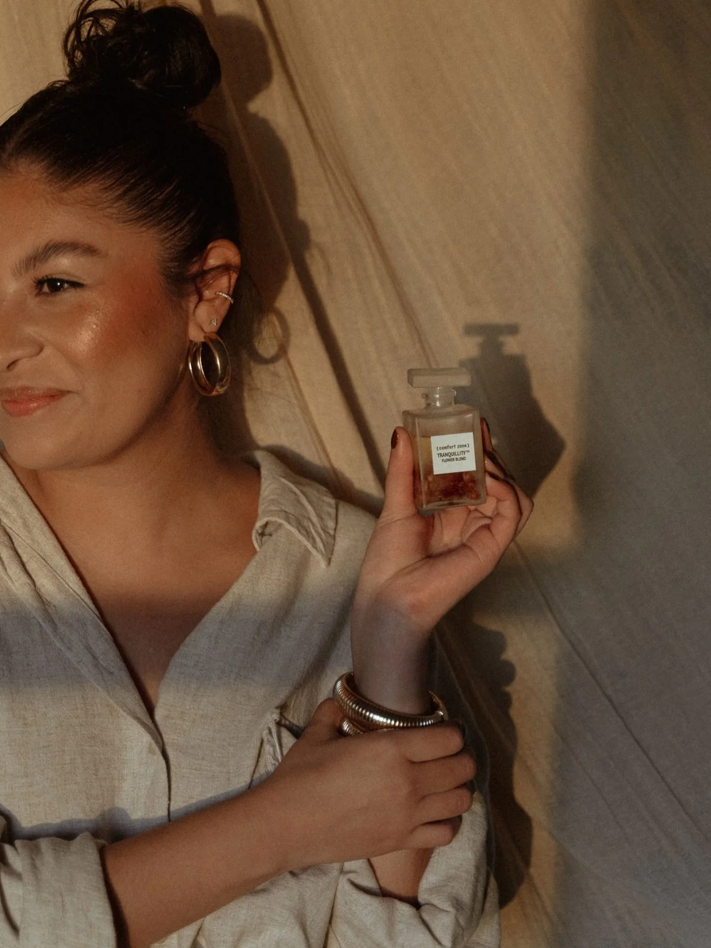 @beauty.xmarissa is known for creating memorable moments of connection with each guest in the treatment room, part of that is her love for the tranquility signature welcome ritual that combines both touch and our beloved comfort zone tranquility oil 