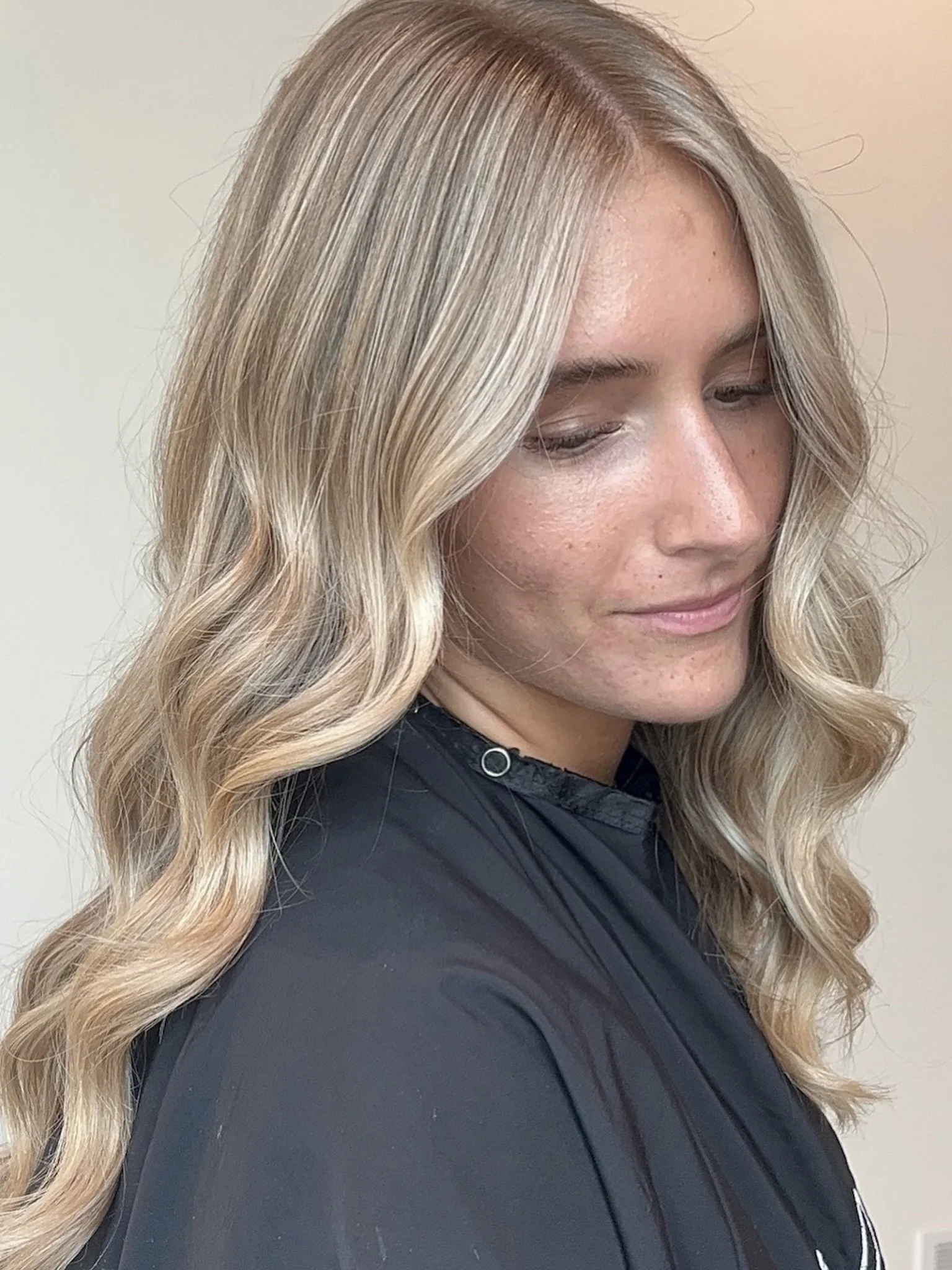 Blonding by @kyliemarie.hair 

Book now Tuesday through Saturday with Kylie. 
Early morning and late evening appointments available to accommodate your busy schedule .