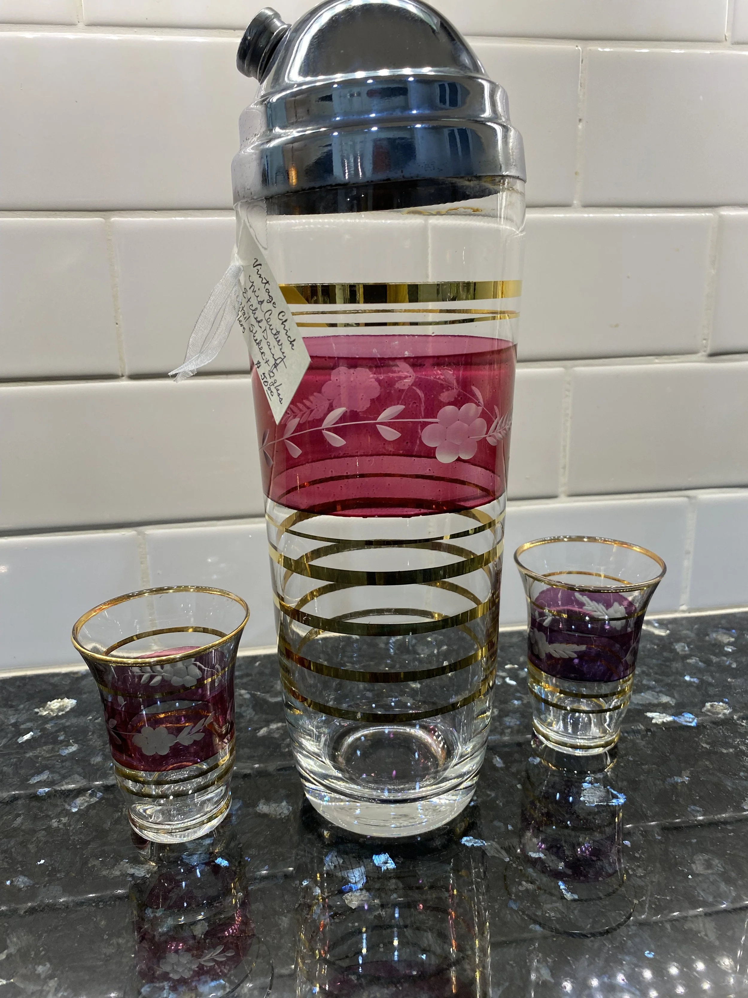 Shaker with 2 glasses