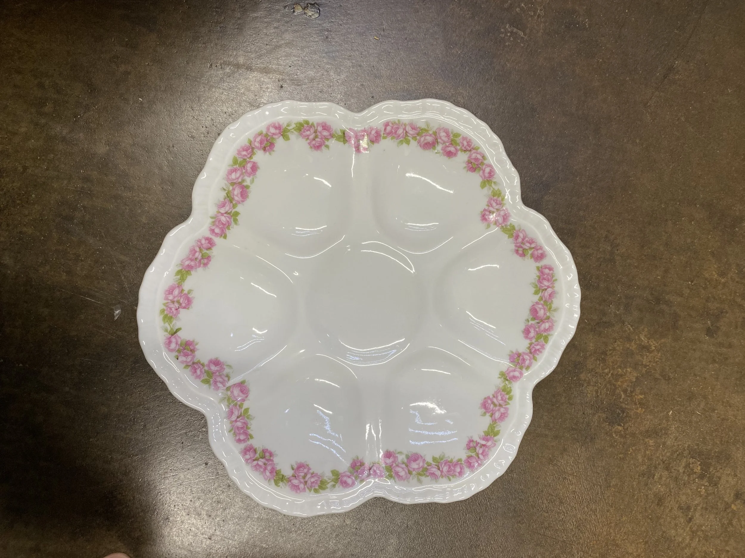 Oyster plate with pink accent