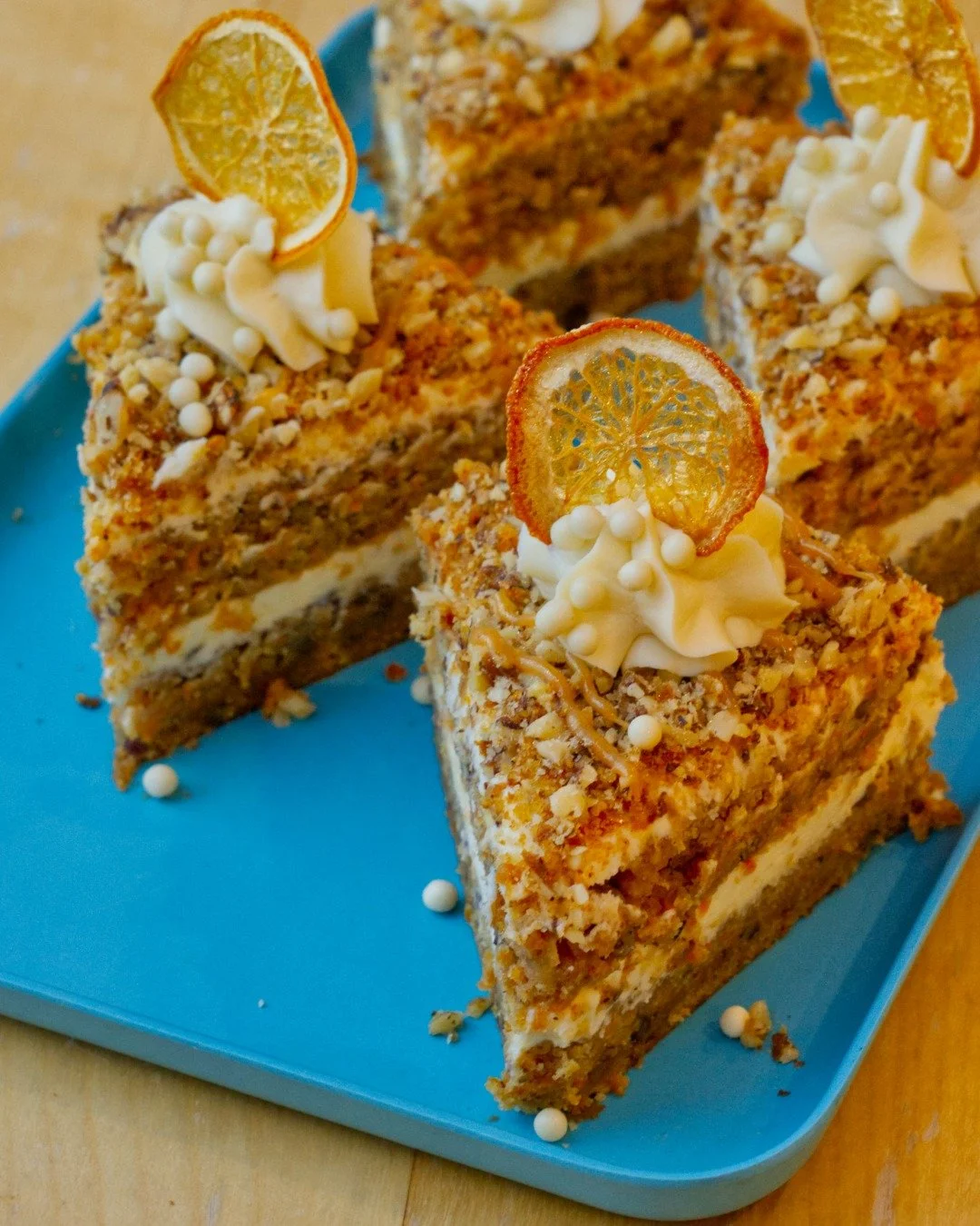 Three layers, cream cheese frosting, a nutty crunch on top, and a candied orange slice for good measure 

Our carrot cake is the best excuse to order dessert with your latte 😋
